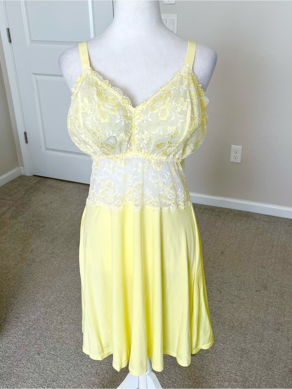 NWT Cosabella Pale Yellow Lace Bodice Chemise & Matching Thong Panty Size Large